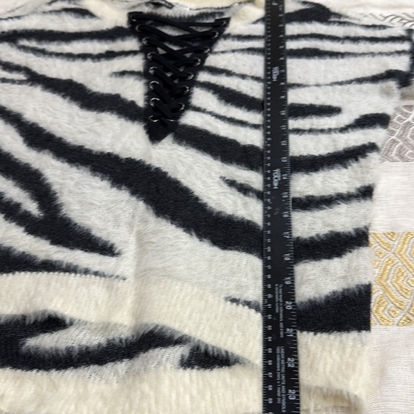(N4) Express Zebra Sweater Soft and comfortable oversay size S - Picture 11 of 12